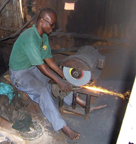 Fabrication d'un cuiseur par l'artisan ferronnier