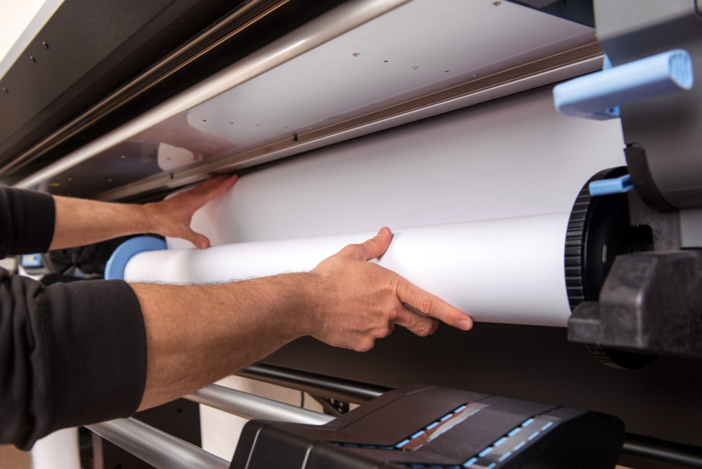 loading-roll-of-paper-on-printer